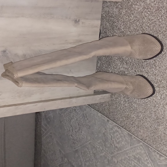 Like New B.Makowsky Genuine Leather Wedge Boots - Picture 2 of 9